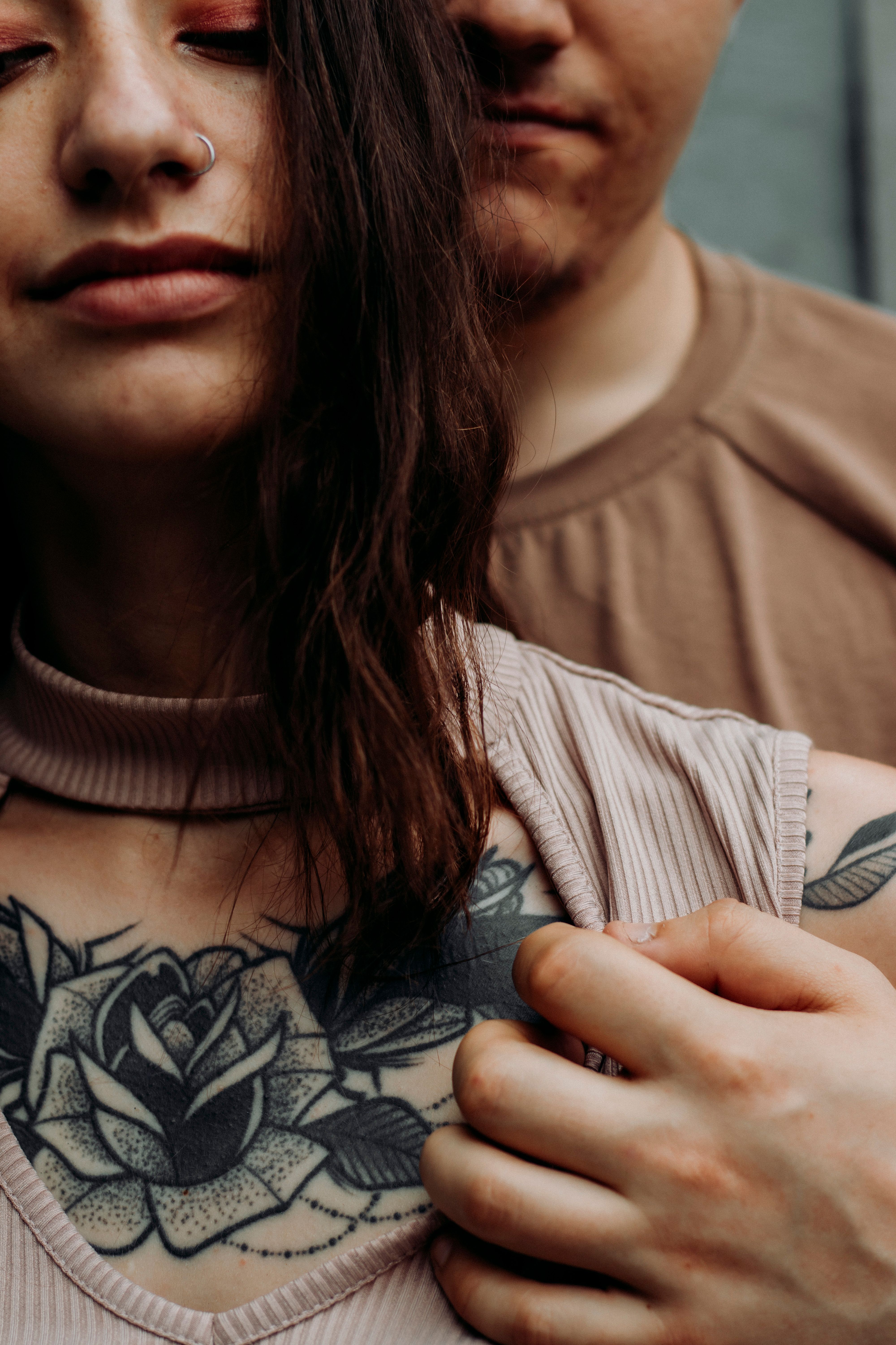 Rosa tatuada em preto e cinza